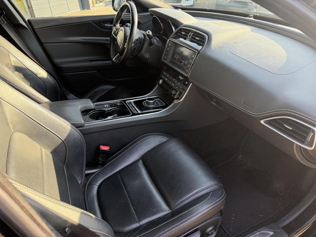 Jaguar XE 2.0 D Portfolio - AUTOMAAAT | ACHTERUIT RIJ CAMERA, Auto's, Jaguar, Automaat, Achterwielaandrijving, Euro 6, 4 cilinders