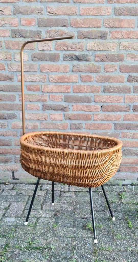 Rohe Noordwolde, poppenwiegje.
beren wieg, Rohe Holland '60, Antiek en Kunst, Curiosa en Brocante, Ophalen