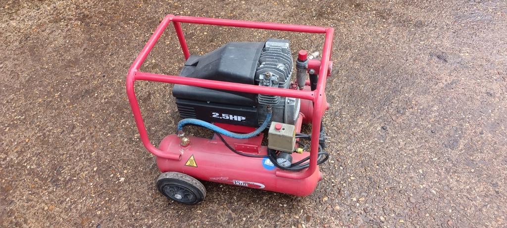 Goed werkende 2 cilinder compressor 2.5HP, Doe-het-zelf en Verbouw, Compressors, Ophalen