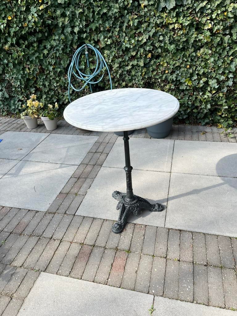 Bistrotafeltje met marmeren blad en gietijzeren poot, Huis en Inrichting, Ophalen of Verzenden, Rond, Minder dan 55 cm, 45 tot 60 cm