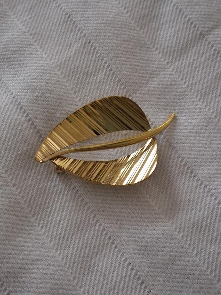 Fraaie goudkleurige bladbroche, Ophalen of Verzenden, Zo goed als nieuw, Goud, Overige materialen