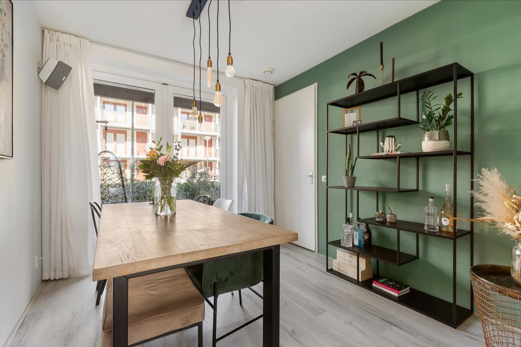 Houten eettafel met zwart metalen onderstel, Gebruikt, 150 tot 200 cm, Vier personen, Rechthoekig