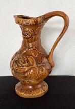 Vintage bruine keramische kan / vaas met rozenreliëf, Ophalen of Verzenden