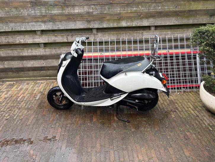 SYM scooter wit/zwart, Fietsen en Brommers, Scooters | SYM, Gebruikt, Overige modellen, Benzine, Ophalen of Verzenden
