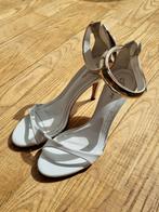 Witte sandalen met hak en zilver enkelband, Wit, Sandalen of Muiltjes, Ophalen of Verzenden, Onbekend