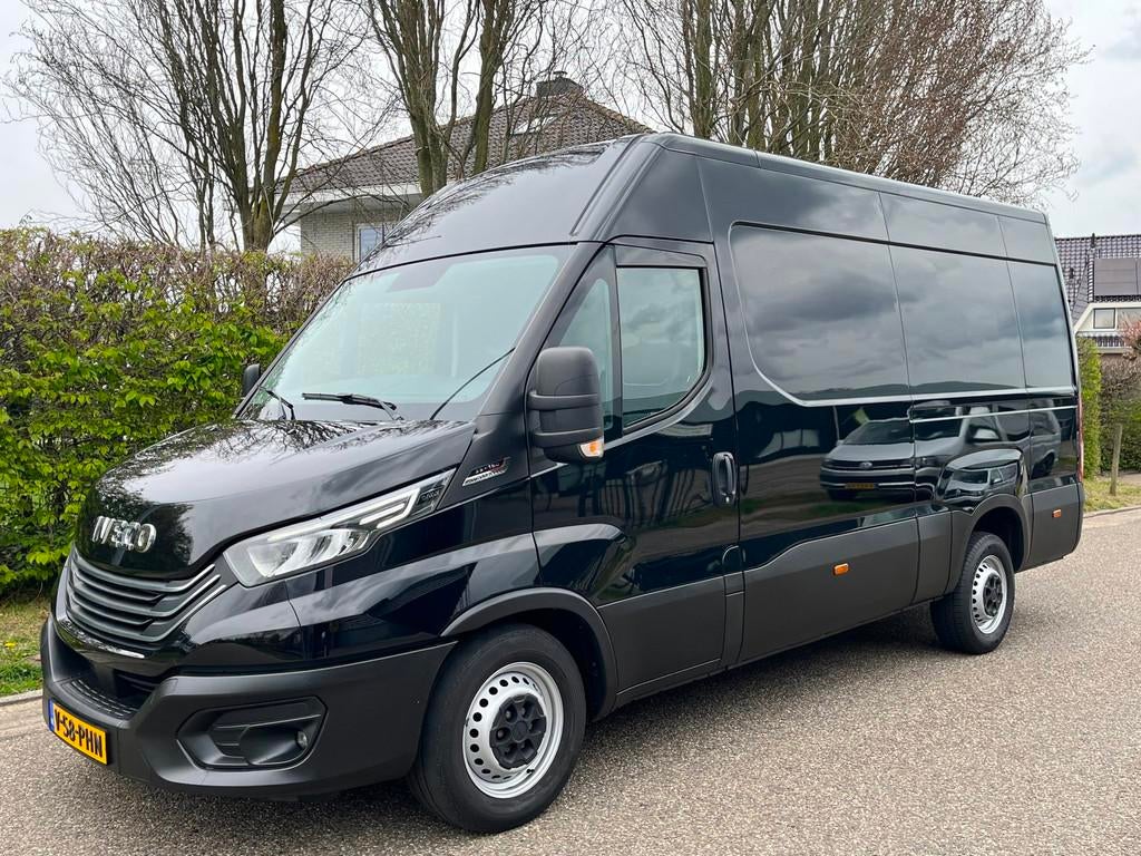 Iveco Daily 35S18 3.0 L2H2 Automaat | 3500kg trekgewicht | 4, Auto's, Gebruikt, 4 cilinders, Iveco, Zwart