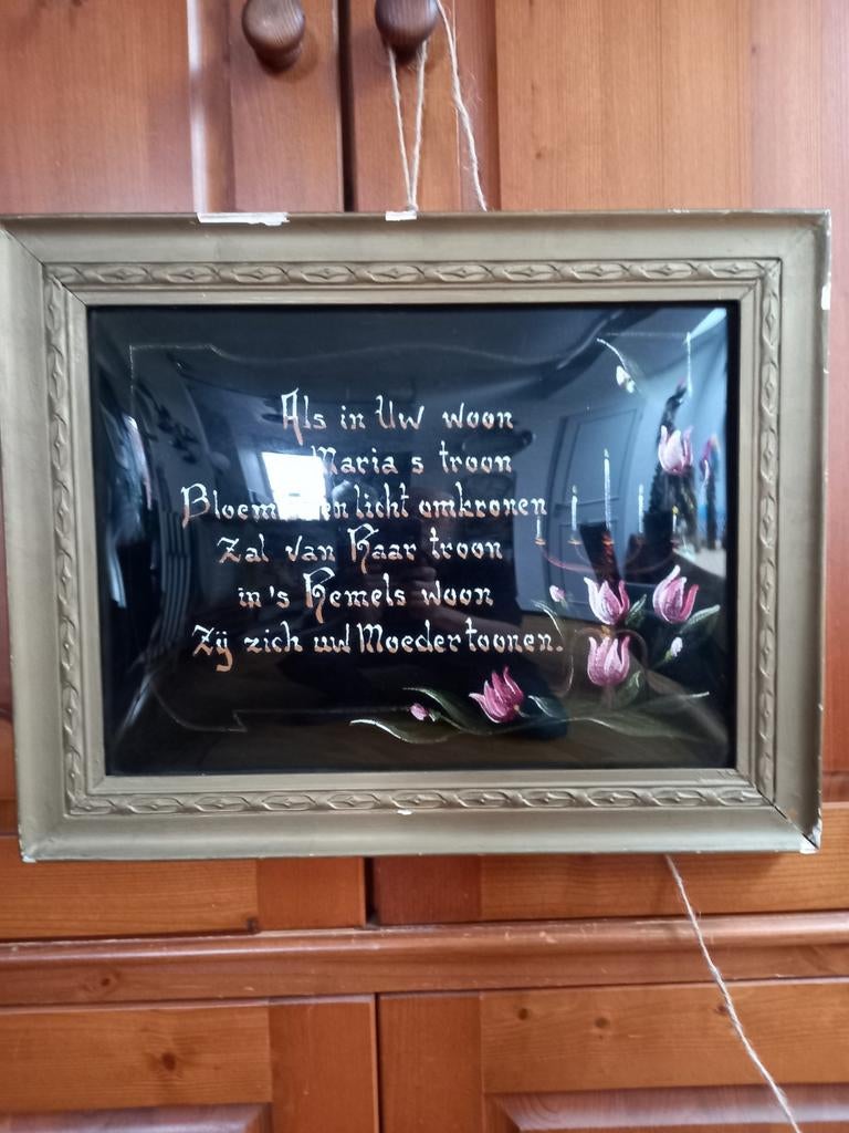 Oud schilderij met een religieuze spreuk achter gebold glas., Ophalen of Verzenden