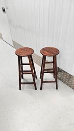 2x houten café barkrukken – bar / café stijl, Ophalen, Met voetsteun, 60 tot 90 cm, Zo goed als nieuw