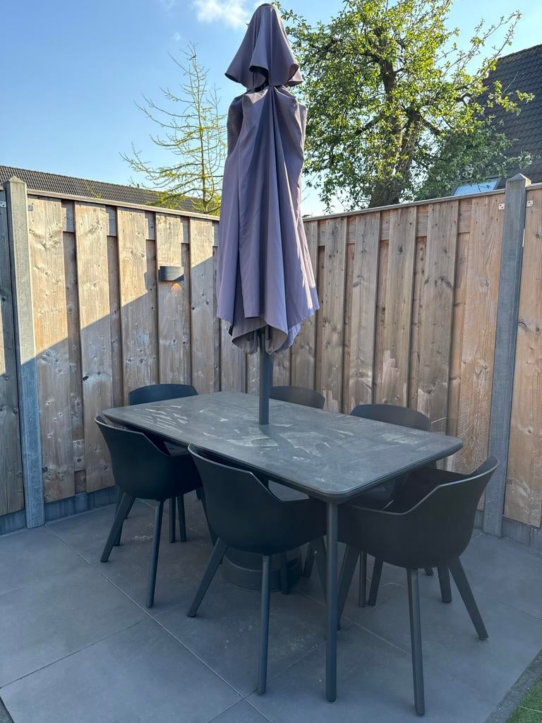 Moderne tuinset met 6 stoelen en parasol, Tuin en Terras, Kunststof, Gebruikt, Eettafel, 6 zitplaatsen