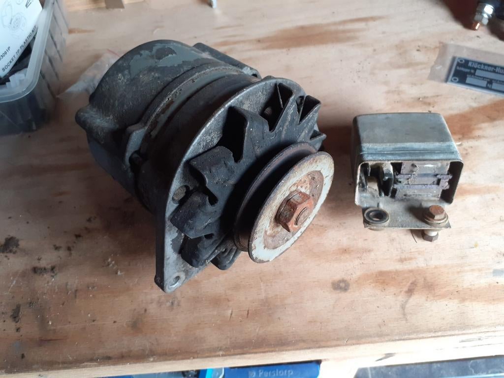 Goedwerkende dynamo en spannings regelaar Origineel deutz 06, Auto-onderdelen, Ophalen of Verzenden