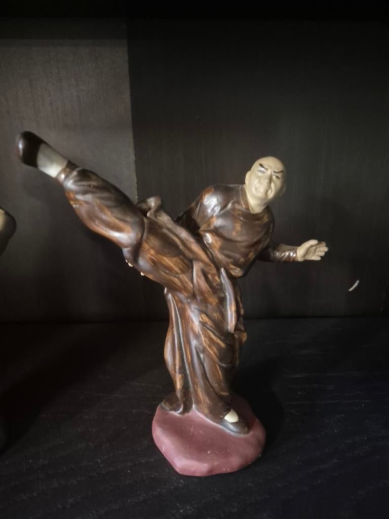 Keramieken beeldje vechtende monnik - Made in China, Verzamelen, Beelden en Beeldjes, Ophalen of Verzenden, Gebruikt, Mens