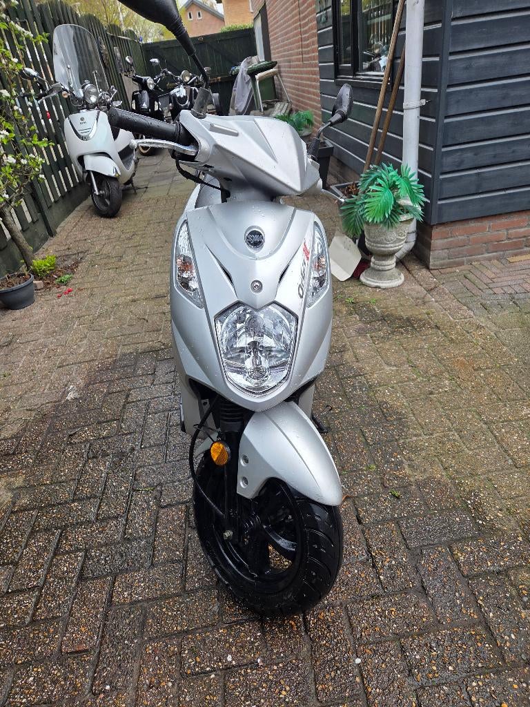 sym orbit 2nieuw staat  en sym allo ivoor wit, Ophalen, Zo goed als nieuw, Benzine, 50 cc