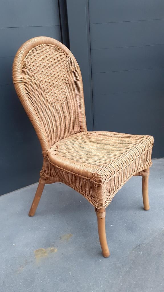 2 rotan stoelen, waarvan 1 met kleine reparatie., Ophalen
