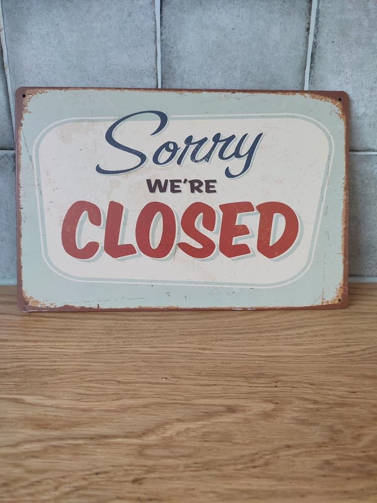 Metalen wandbord: sorry we're closed, Huis en Inrichting, Woonaccessoires | Tekstborden en Spreuken, Ophalen of Verzenden, Zo goed als nieuw