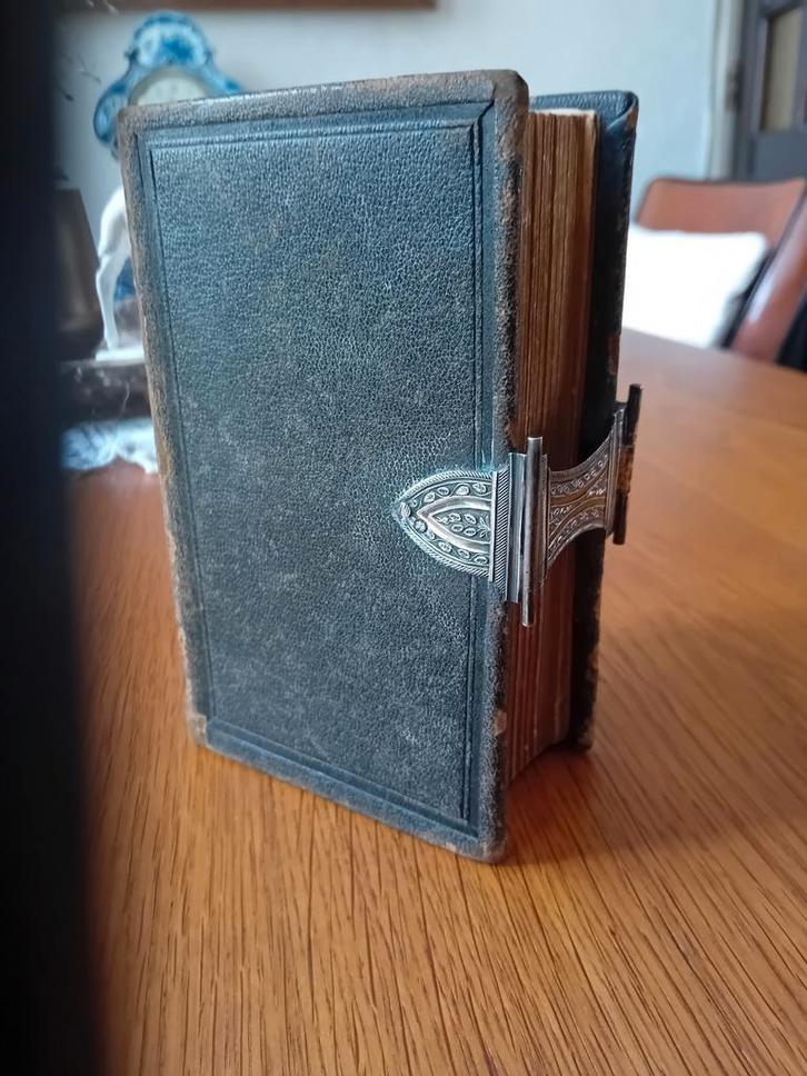 ANTIEKE BIJBEL HOLLANDS ZILVER BESLAG SLUITING 1836 BIJBEL, Antiek en Kunst, Antiek | Boeken en Bijbels, Ophalen of Verzenden