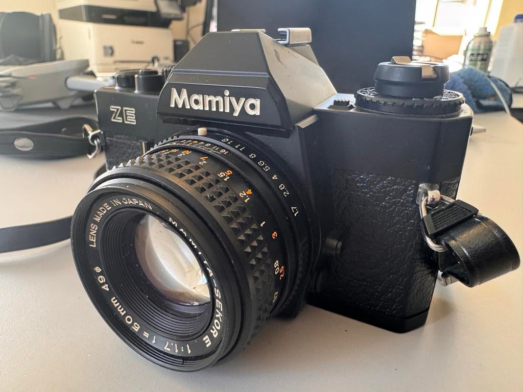 Mamiya ZE spiegelreflexcamera met Mamiya-Sekor E 50mm f/1.7, Gebruikt, Spiegelreflex, Ophalen of Verzenden, Mamiya 123