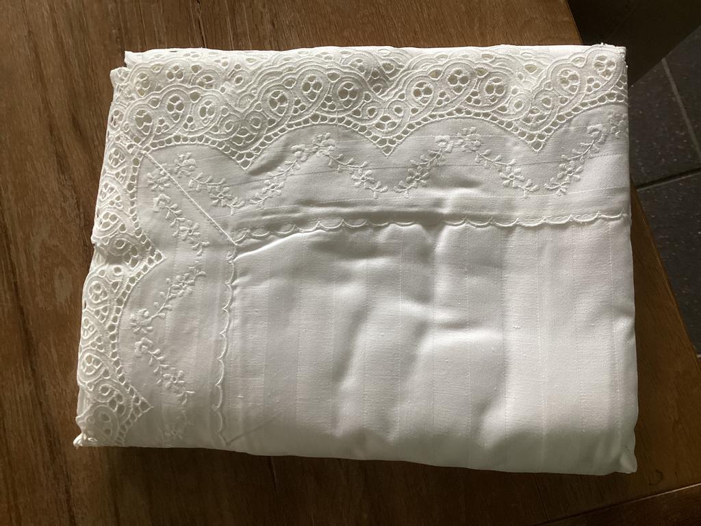 Wit laken met broderie, Huis en Inrichting, Slaapkamer | Beddengoed, Ophalen of Verzenden, Nieuw, Tweepersoons, Wit