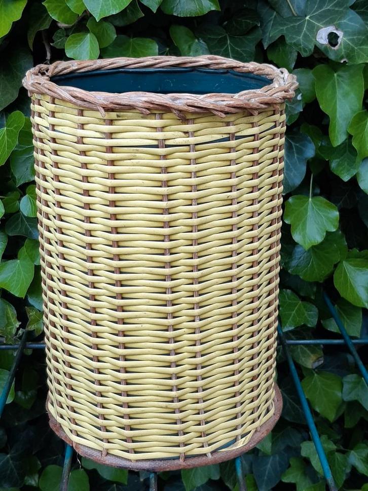 Vintage rieten bloempot geel, Tuin en Terras, Bloempotten, Aardewerk, Minder dan 40 cm, Minder dan 25 cm, Rond, Ophalen of Verzenden