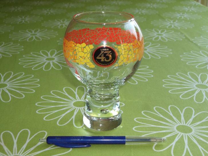 Licor 43 Cuarenta Tres glas - geel rood gedecoreerd, Verzamelen, Overige Verzamelen, Zo goed als nieuw, Ophalen of Verzenden