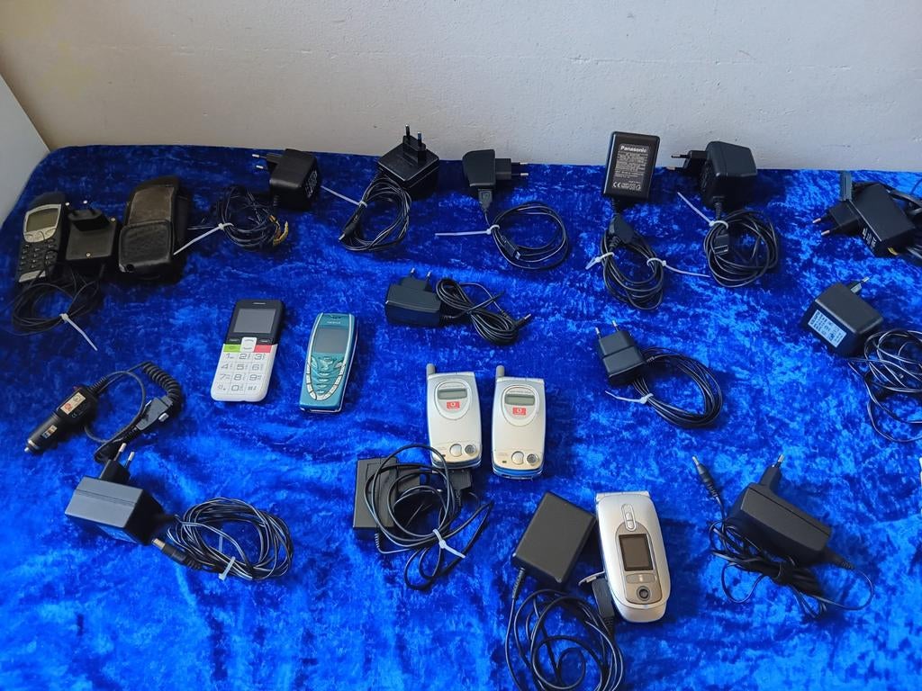Oude telefoons, opladers en adapters (Sharp, Nokia, Samsung), Ophalen of Verzenden