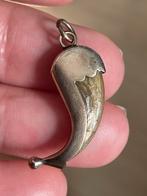 Antiek vergulde hanger met nagel katachtige, Ophalen of Verzenden, Zo goed als nieuw, Goud