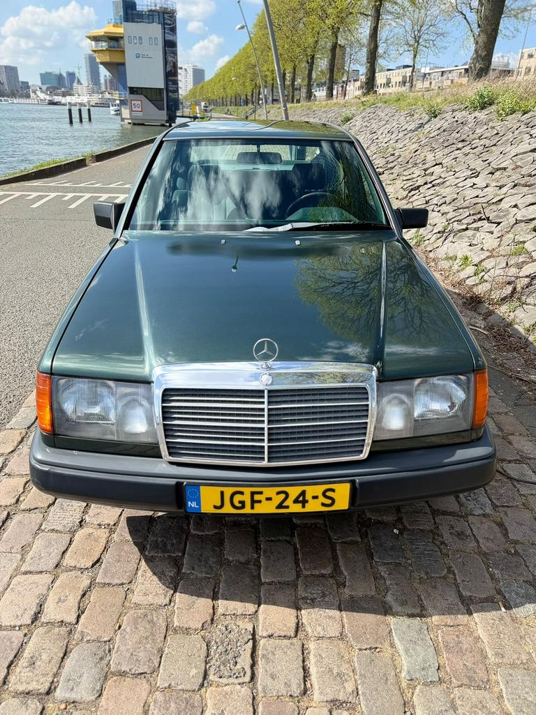 Mercedes Benz 300E Pine Green 1987 Aut. Belastingvrij (w124), Auto's, 1309 kg, 179 pk, Overige kleuren, Sedan