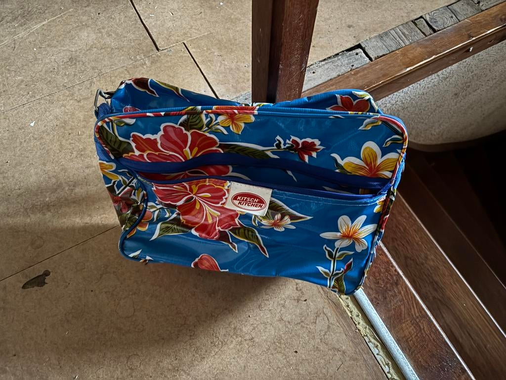 Kitsch Kitchen Schoudertasje met Bloemenprint, Ophalen of Verzenden, Gebruikt, Blauw, Schoudertasje