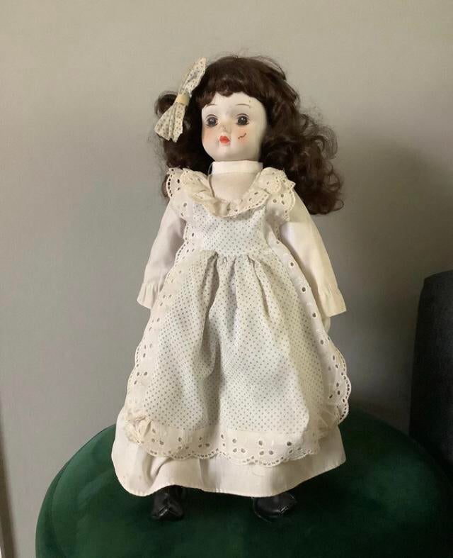 Vintage porseleinen pop met krullend haar, Verzamelen, Poppen, Ophalen of Verzenden, Gebruikt, Pop, Levensecht of Reborn