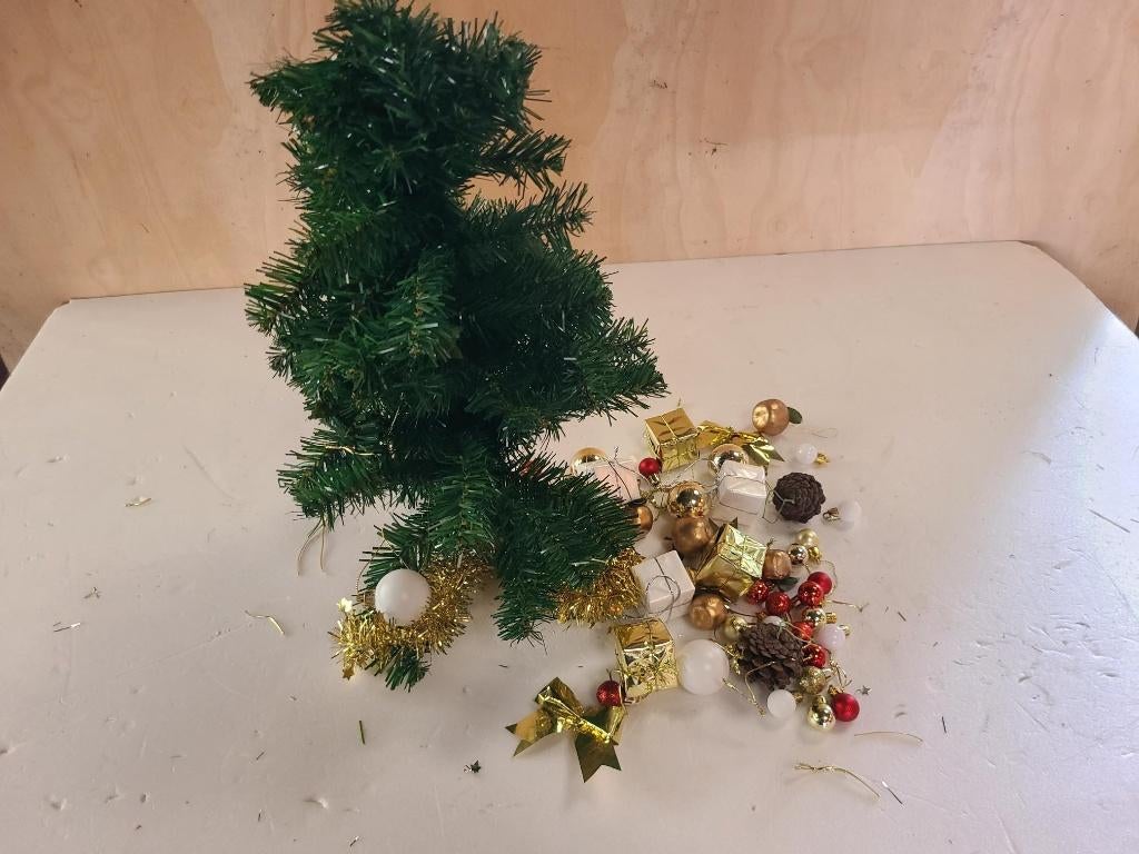 kerstboom met balletjes, Diversen, Kerst, Ophalen of Verzenden, Zo goed als nieuw