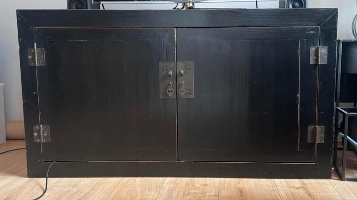Oosterse kast - Zwart met metalen ornamenten, Huis en Inrichting, Kasten | Overige, Gebruikt, Ophalen