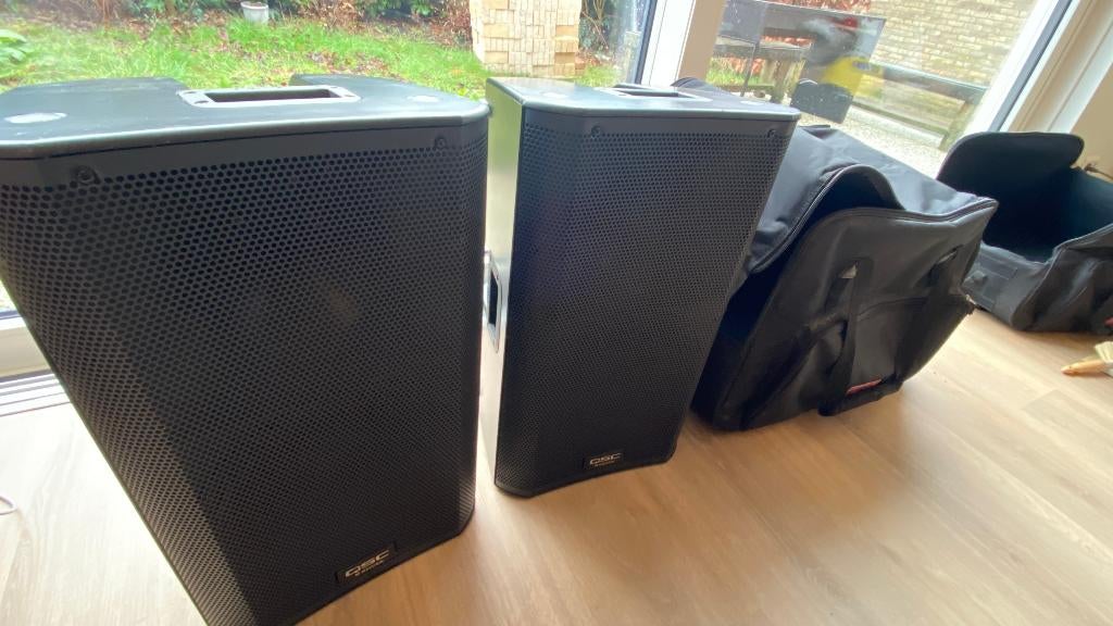 2 x QSC K12 actieve luidsprekers, Refurbished, 120 watt of meer, Front, Rear of Stereo speakers, Ophalen