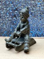 Vintage Tinnen Beeldje Jongen op Slee, Verzamelen, Beelden en Beeldjes, Ophalen of Verzenden, Gebruikt, Mens