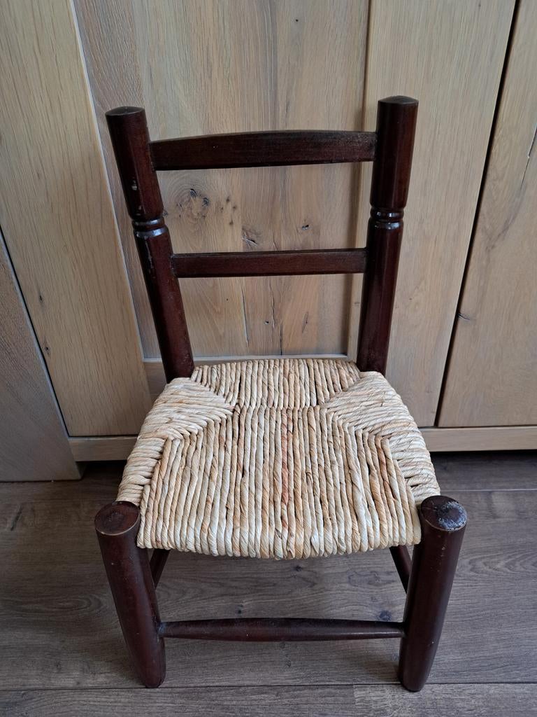 Vintage donkerhouten kinderstoeltje met rieten zitting, Kinderen en Baby's, Ophalen of Verzenden