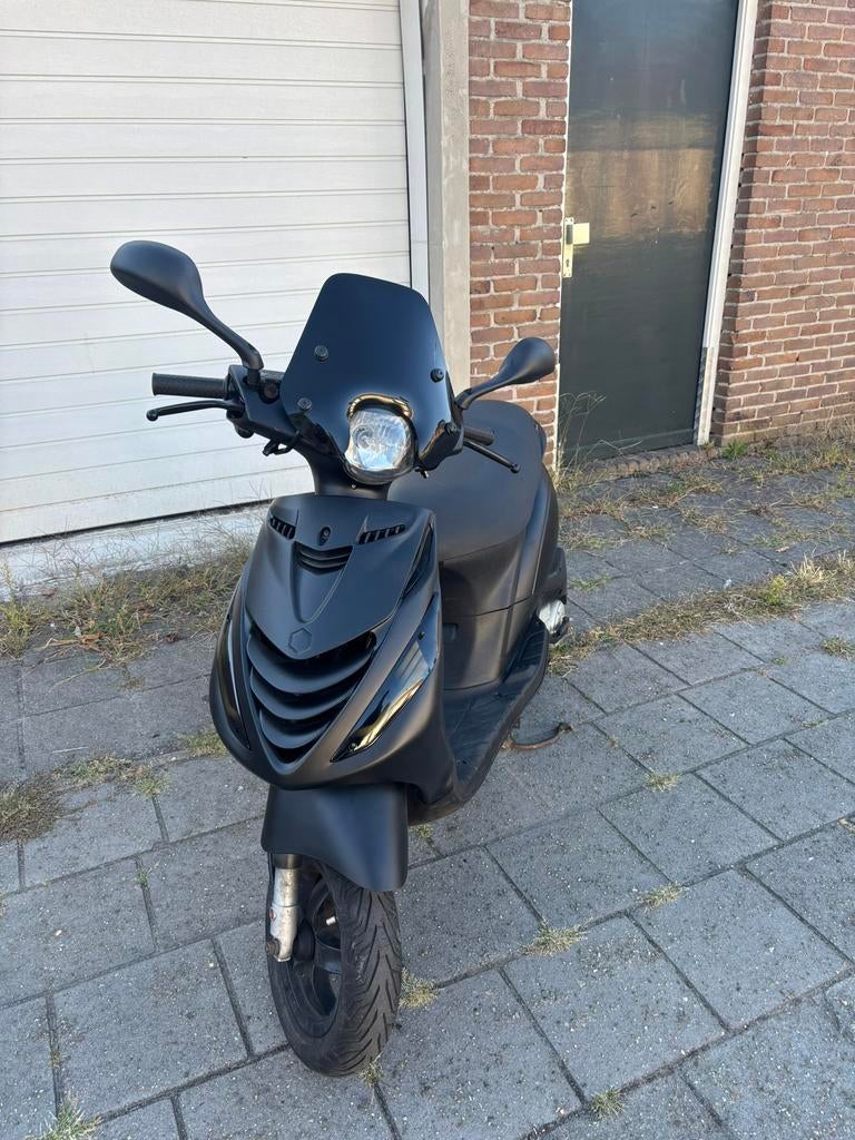 Piaggio zip brom 4 takt full option, Fietsen en Brommers, Scooters | Piaggio, Ophalen, Maximaal 45 km/u, Zip, Zo goed als nieuw