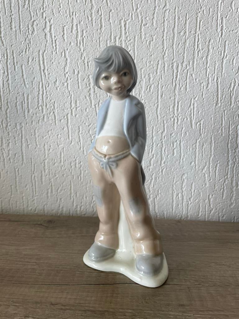 Tengra porcelain figurine Street boy, Verzamelen, Beelden en Beeldjes, Zo goed als nieuw, Mens, Ophalen of Verzenden