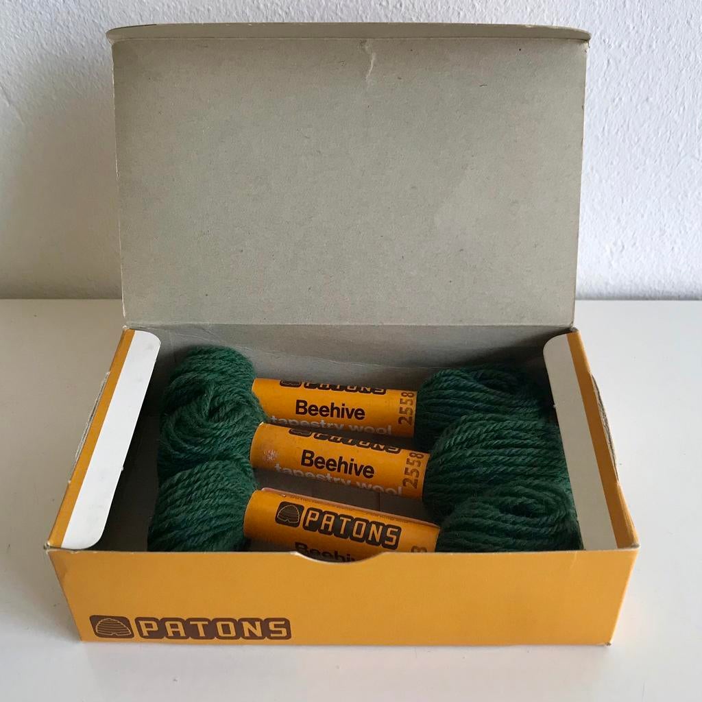 Borduurwol Patons Beehive, kleur 2558, originele doos, Ophalen of Verzenden, Nieuw, Borduurgaren of Zijde