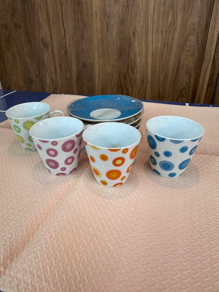 Retro espresso kopjes LBVYR (4 stuks) in originele doos!, Huis en Inrichting, Keuken | Servies, Zo goed als nieuw, Kop(pen) en/of Schotel(s)