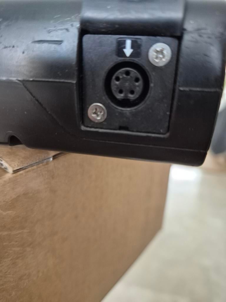 5 pins fietsaccu met lader. Werkend, Fietsen en Brommers, Fietsaccessoires | Fietsaccu's, Ophalen of Verzenden, Gebruikt