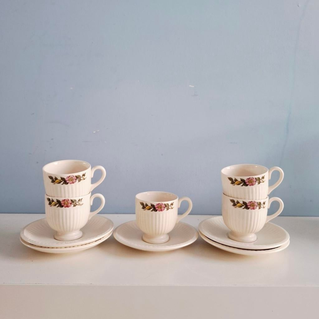 Wedgwood 'Briar Rose', 5 espresso kop en schotels, Ophalen of Verzenden, Zo goed als nieuw, Wedgwood, Kop(pen) en/of Schotel(s)