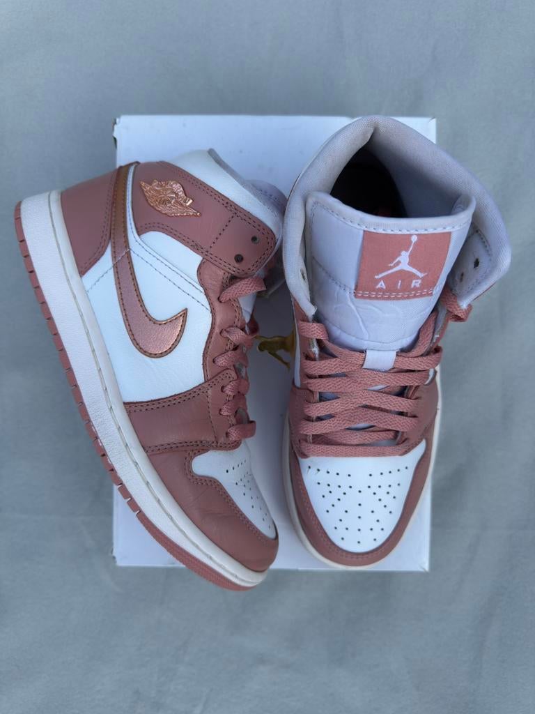 Nike Air Jordan 1 Mid Red Stardust - Maat 38, Kleding | Dames, Schoenen, --, Wit, Ophalen of Verzenden, --