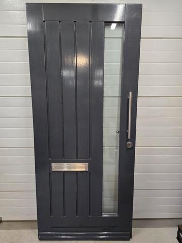 Gebruikte Voordeur 211 x 92 cm met 3 punt sluiting beschikbaar voor biedingen