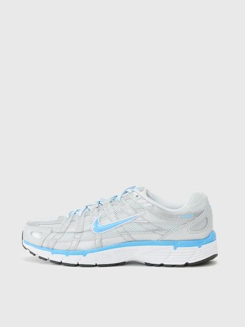 Nike P-6000 'Metallic Silver University Blue’ - maat 44, Kleding | Heren, Schoenen, Nieuw, Sneakers of Gympen, Overige kleuren