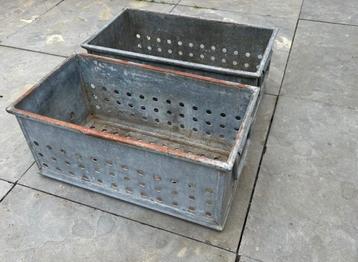 2x vintage krat, industrieel zinken gaatjes krat  beschikbaar voor biedingen