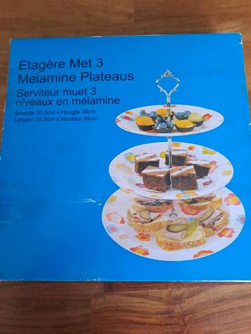 Etagère met 3 Melamine Plateaus beschikbaar voor biedingen