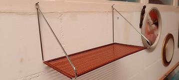 Rood Pilastro wandrekje.  beschikbaar voor biedingen