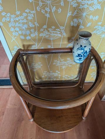 bijzettafel van rotan met rookglas  beschikbaar voor biedingen