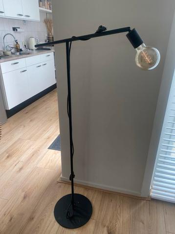 Zwarte Staande Lamp beschikbaar voor biedingen