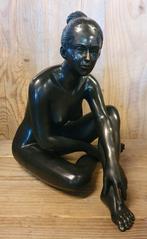 Zittend Naakte Vrouw / Brons / tuinbeeld / 32 cm hoog, Tuin en Terras, Tuinbeelden, Nieuw, Info@huisentuindecoratiemarie.nl, Mensenbeeld