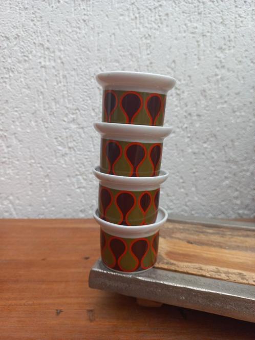 Vier vintage eierdopjes. Retro. Seventies serviesgoed, Huis en Inrichting, Keuken | Servies, Gebruikt, Overige typen, Overige stijlen