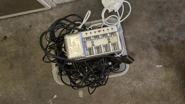 Bak met kabels en GACEARD batterijlader, Audio, Tv en Foto, Opladers, Gebruikt, Ophalen of Verzenden